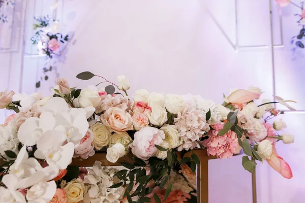 Decoração floral festiva em casamento com diferentes flores naturais — Fotografia de Stock