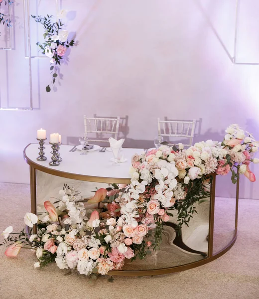 Mesa de recém-casados com decoração floral festiva em casamento com flores naturais — Fotografia de Stock