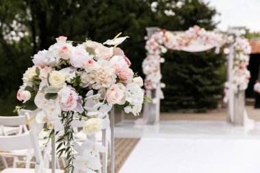 Kemerde açık renkli kumaşlar ve çiçeklerle süslenmiş düğün töreni