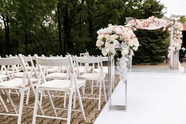 Kemerde açık renkli kumaşlar ve çiçeklerle süslenmiş düğün töreni