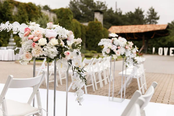 Cerimônia de casamento decorada com flores e tecidos em cores claras no arco — Fotografia de Stock