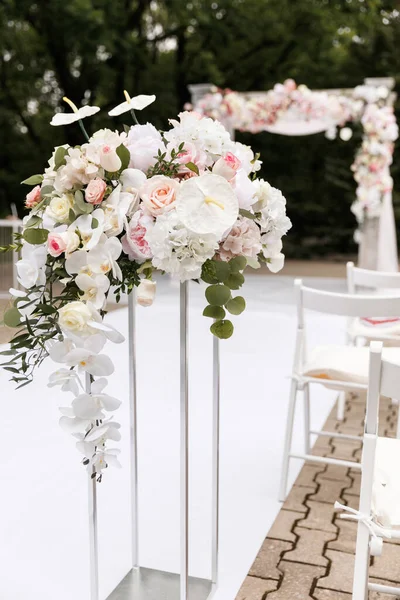 Wedding ceremony decorated with flowers and fabrics in light colors on the arch — Stock Photo, Image