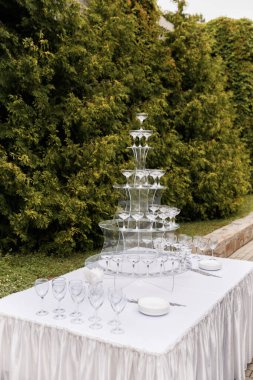 Boş bardaklar şampanya kaydırağında, Hill.