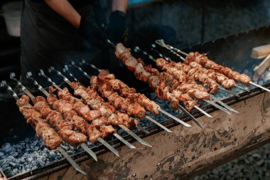 Ukrayna şişleri bir sokak mutfağında pişiriliyor.