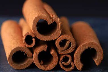 Tarçın çubukları koyu arkaplanda yakınlaşır