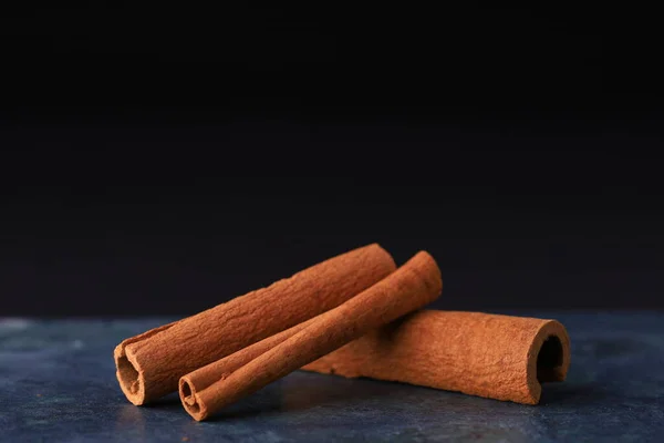 Tarçın çubukları koyu arkaplanda yakınlaşır