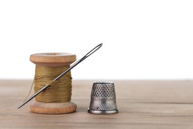 İğneli eski bir iplik makarası. Terzinin çalışma masası. Tekstil ya da kumaş yapımı..