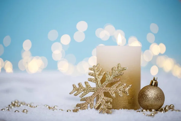 Bougie Noël Nouvel Avec Ornements Festifs Lumières Bokeh Sur Neige Images De Stock Libres De Droits