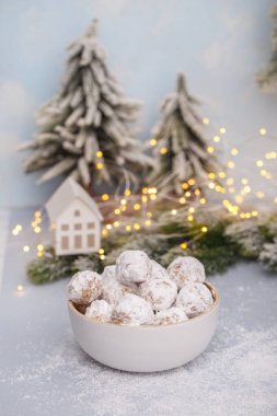 Karlı arka planda bademli geleneksel Noel kartopu kurabiyeleri