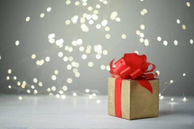 Altın hediye kutusu ve festival ışıkları, Noel veya yeni yıl kartı, kış aile tatilleri