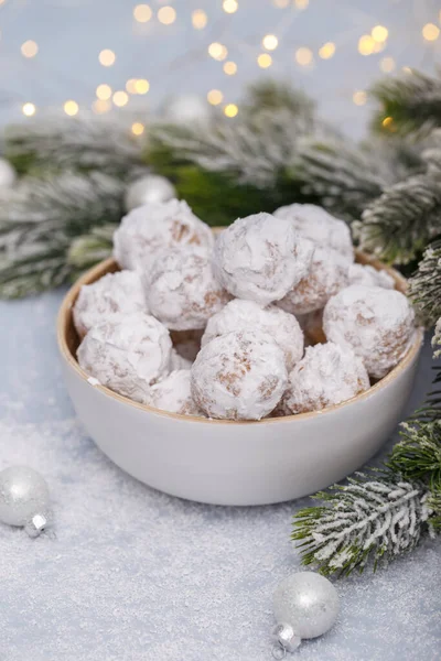Galletas Tradicionales Navidad Con Almendras Sobre Fondo Nevado —  Fotos de Stock