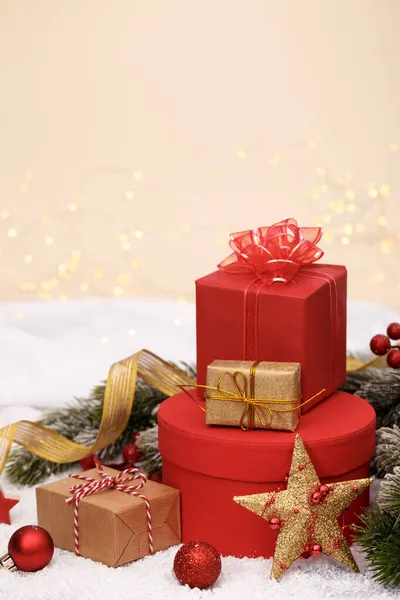 Cajas Regalo Doradas Rojas Nieve Navidad Tarjeta Año Nuevo Vacaciones — Foto de Stock