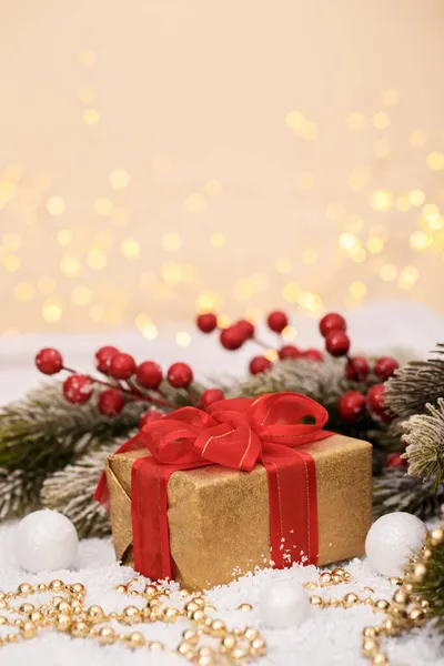 Goldene Geschenkschachtel Schnee Weihnachts Oder Neujahrskarte Familienurlaub Winter — Stockfoto