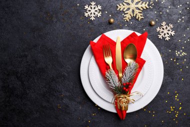 Siyah taş masa, kart ya da menü şablonu üzerinde altın çatal bıçak seti ile noel ya da yeni yıl sofrası düz yatıyordu