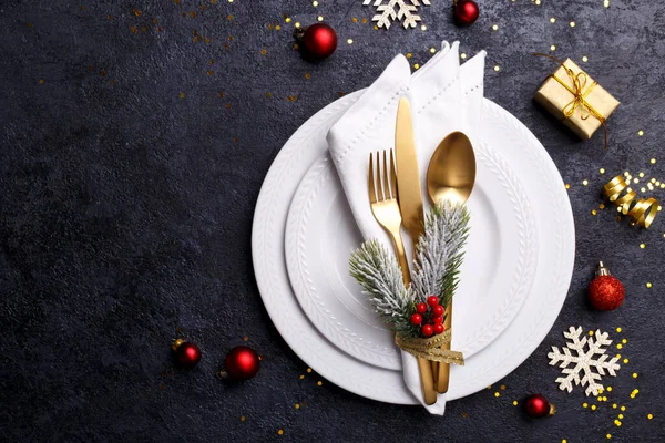 Ajuste Mesa Navidad Año Nuevo Con Cubiertos Dorados Mesa Piedra Imagen De Stock