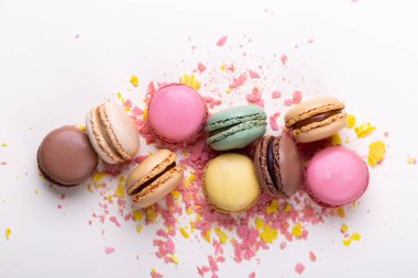 Renkli Fransız badem kurabiyeleri pastel arka planda Fransa 'da geleneksel tatlı