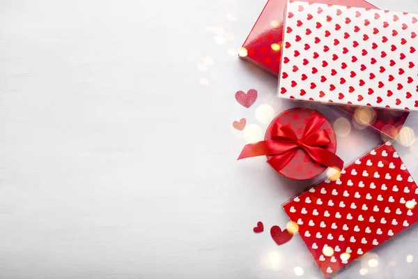 Piros Fehér Ajándékdobozok Szív Szürke Háttér Ünnepi Romantikus Valentin Napi — Stock Fotó
