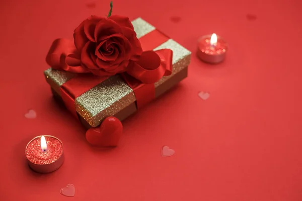 Caja Regalo Oro Con Cinta Rosa Sobre Fondo Rojo Espacio — Foto de Stock