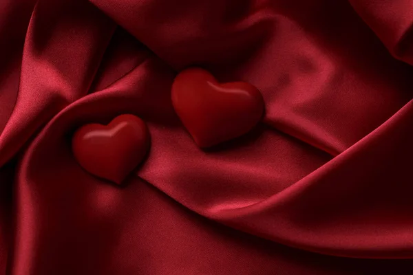 Dois Corações Vermelhos Fundo Seda Conceito Dia Dos Namorados — Fotografia de Stock