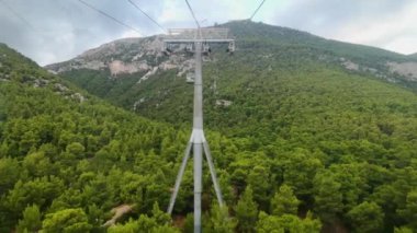 Dağın havadan görünüşü. Yunanistan 'daki dağlarda kablo araba kamaraları hareketi. 