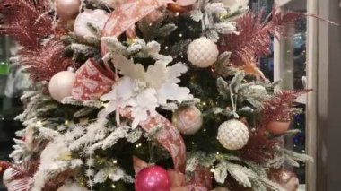 Yerel bir mağazada pembe ve beyaz süslemeli Noel ağacı. Retro vintage tarzını kapat