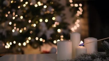 Kadınlar el feneri beyaz mumlar, Noel ağacı ışıkları rahat atmosfer 