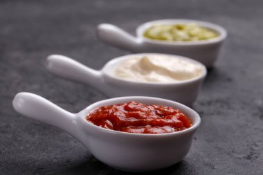 Geleneksel yemekler için Meksika sosu, avokado guacamole taze krema ve acı biber.