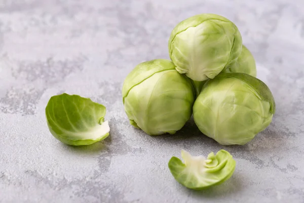 Choux Bruxelles Légumes Crus Sains Sur Fond Pierre Grise — Photo