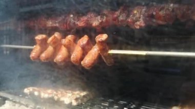 Izgara et. Barbekü. Sosisler bardakta ızgarada dönüyor.