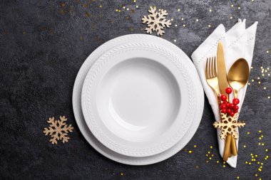 Siyah taş masa, kart ya da menü şablonu üzerinde altın çatal bıçak seti ile noel ya da yeni yıl sofrası düz yatıyordu