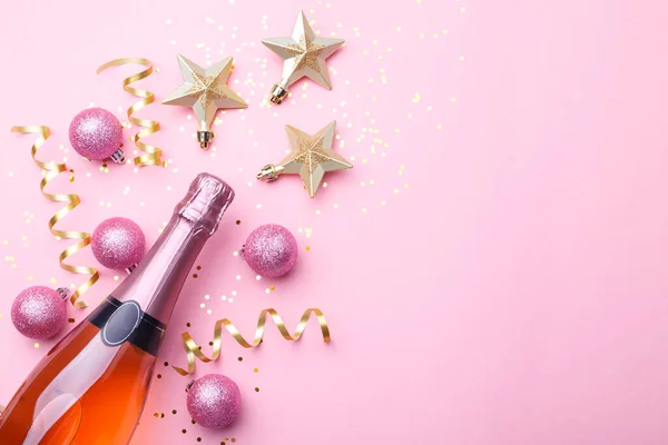 Vlakke Lay Compositie Van Champagne Fles Gouden Kerstversiering Trendy Roze — Stockfoto