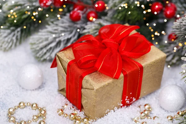 Золота Подарункова Коробка Червоною Стрічкою Різдвяними Прикрасами Снігу — стокове фото