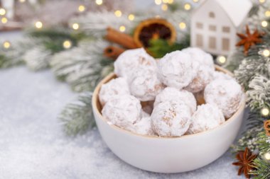 Geleneksel Noel kurabiyeleri ve karlı arka planda bademler.