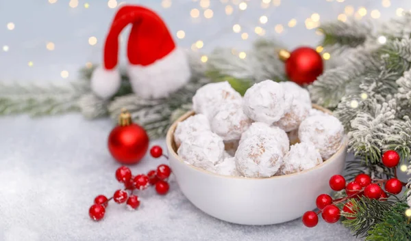 Traditionelle Weihnachtsplätzchen Mit Mandeln Auf Dem Verschneiten Hintergrund — Stockfoto