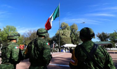 Sarabia, Guanajuato. Meksika Ordusu 'ndan Dentro del Cuartel ubicado en Sarabia, realizando los honores a la bandera.