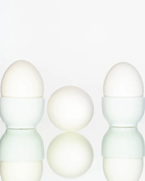 Tre Uova Bianche Coppe Uovo Bianche Sfondo Bianco Concetto Purezza — Foto Stock