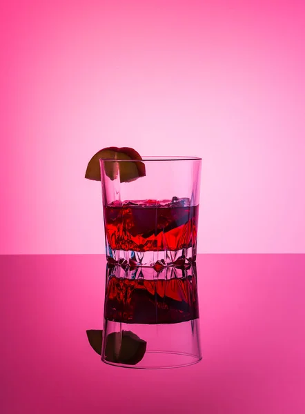 Alkoholos Koktél Italos Pohár Vodka Almalikőr Jég Almaszelet Rózsaszín Háttérrel — Stock Fotó