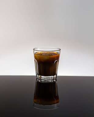 Alkolik kokteyller. İçkili bardak votka baileys dondurma, şablon.