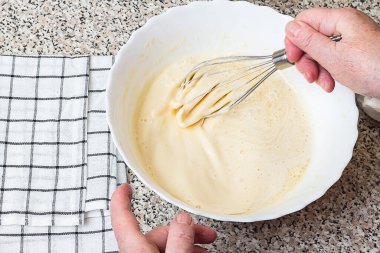 Krep yapmak için gerekli malzemeler - yumurta, tereyağı, süt, şeker ve ahşap zemin üzerinde krep yapmak için ham hamur. Kırsal ya da taşra tarzı. Boş metin alanı olan üst görünüm, seçici odak