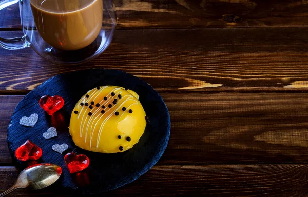 Koyu ahşap arka planda mangolu sarı sünger kek. Lezzetli tatlı, lezzetli tropikal mango ve tutku meyvelerini birleştirir. Sevgililer günü için pasta, Anneler Günü için kalp süslemesi. Seçici odak, boşluğu kopyala