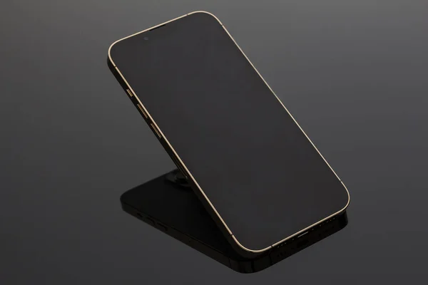 Boş siyah ekranlı akıllı bir telefon havada yüzüyor. Modern akıllı telefonun üç objektifli kamerası iPhone 13 'ün yakın çekimi. İmajın için şık ve önemli bir aksesuar. Model, teknoloji ve iletişim konsepti..