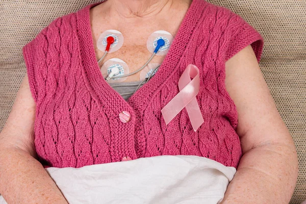 Ekim Kanser Farkındalık Ayı, pembe yelekli yetişkin kadın göğsünde pembe kurdeleyle yaşayan ve hasta insanları desteklediği için. Uluslararası Kadınlar, Anne ve Dünya Kanser Günü Konsepti