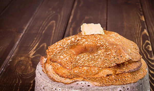 Koyu ahşap arka planda tereyağlı kızarmış gözleme, yan görünüş, izole