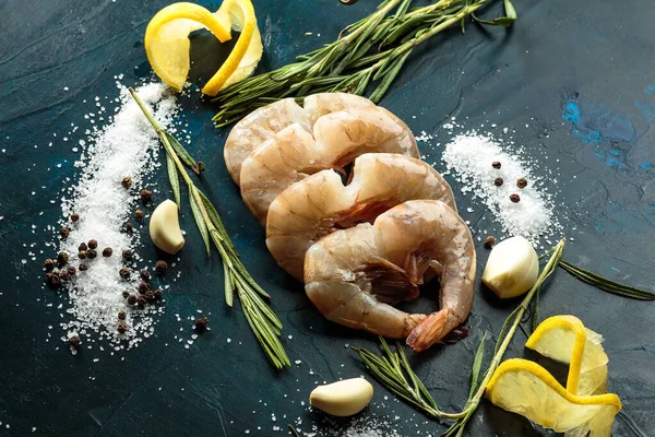 Taze Pasifik beyaz karidesi ya da kral karidesi koyu arkaplanda kalp şeklinde katlanmış. Üst görünüm, yakın çekim, seçici odak