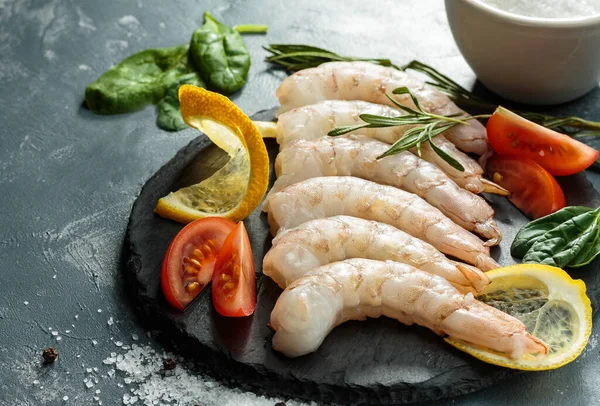 Karides taze mi, karides çiğ mi? Limonlu Pasifik soyulmuş karidesler, kızartılmaya hazır domates..