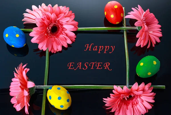 Dört gerbera çiçeği siyah camların üzerinde yatar, bir kare oluştururlar. Paskalya yumurtaları figürün kenarlarına bırakılır. Yaratıcı, paskalya için konsept kartı ve metin için fotokopi alanı. Mutlu Paskalyalar