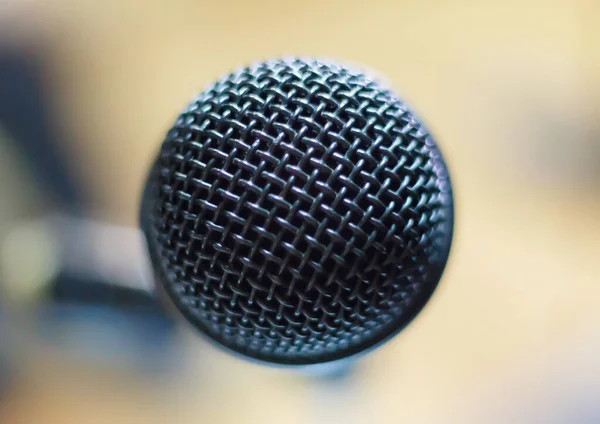 Konferans seminerinde yakın çekim mikrofon, arka plan toplantı odası. Seminer odasında ya da konser salonunun ışığında bulanık mikrofon, Etkinlik Arkaplanı.