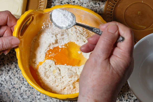 Tarçınlı ev yapımı kurabiye. Aşçılık süreci adım adım. Adım 2. Yumurta, tereyağı, kabartma tozu, un için şeker ekle. Üst görünüm malzemeleri. Yaşlılar Günü 'nde. Seçici Odaklanma.