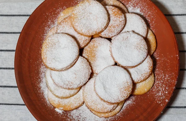 Short Pastry Cookies Red Clay Plate Sprinkled Powdered Sugar White — Stock Photo, Image