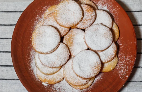 Kort Gebak Koekjes Rode Klei Plaat Bestrooid Met Poedersuiker Witte — Stockfoto